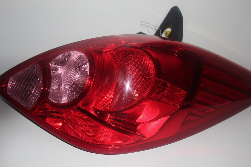 2007-2012 NISSAN VERSA PASSENGER SIDE TAIL LIGHT