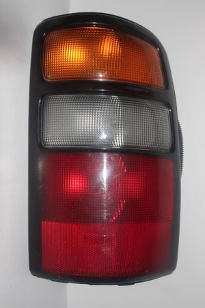 2004-2006 TAHOE YUKON SUBURBAN RIGHT PASSENGER SIDE TAIL LIGHT  28939 - BIGGSMOTORING.COM