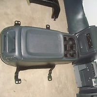 99-02 AVALANCHE SUBURBAN YUKON TAHOE SILVERADO CENTER CONSOLE new body style onl